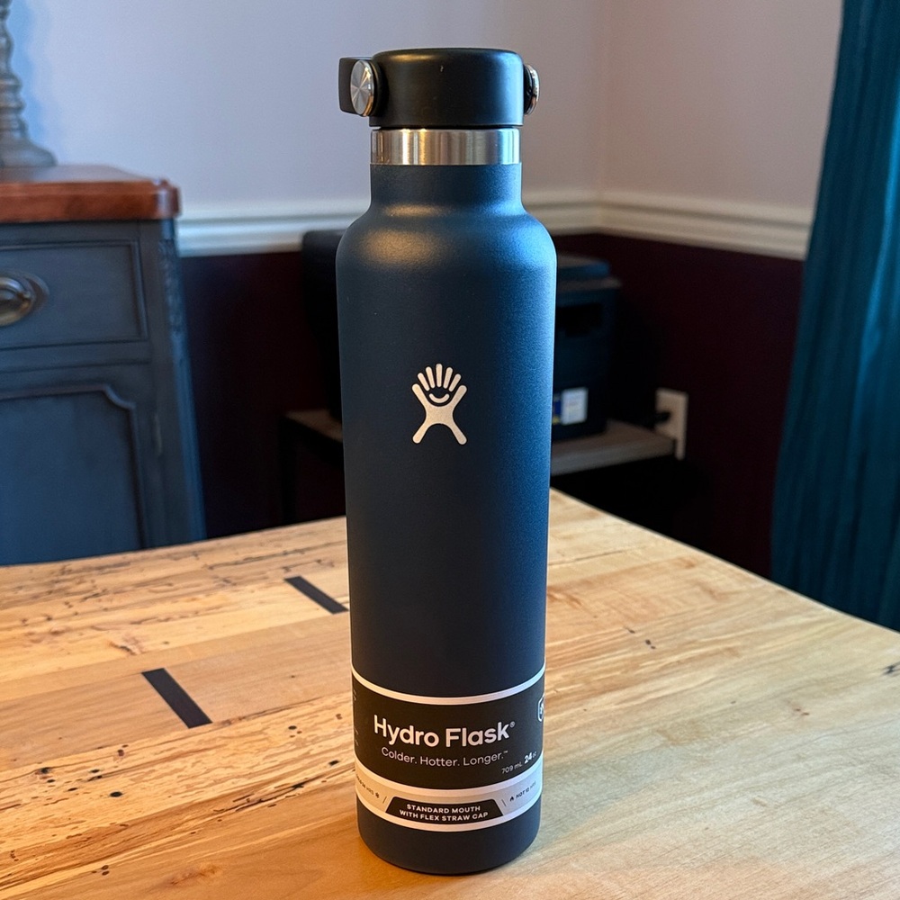 Hydro Flask Midnight Black Bottle
